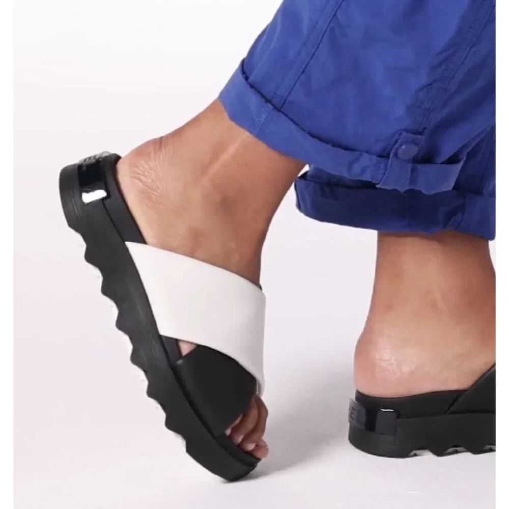 Sorel VIIBE Crisscross‎ Slide Sandal in Black & White Size 6.5